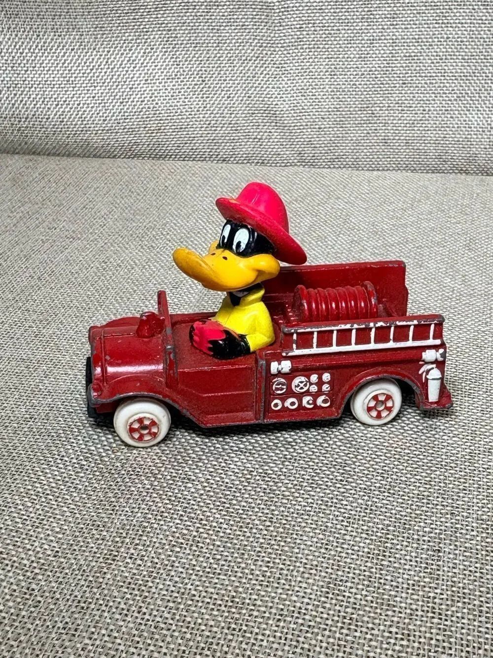 Vintage Ertl Looney Tunes Warner Bros. 1988 Red Daffy Duck Fire Engine Toy
